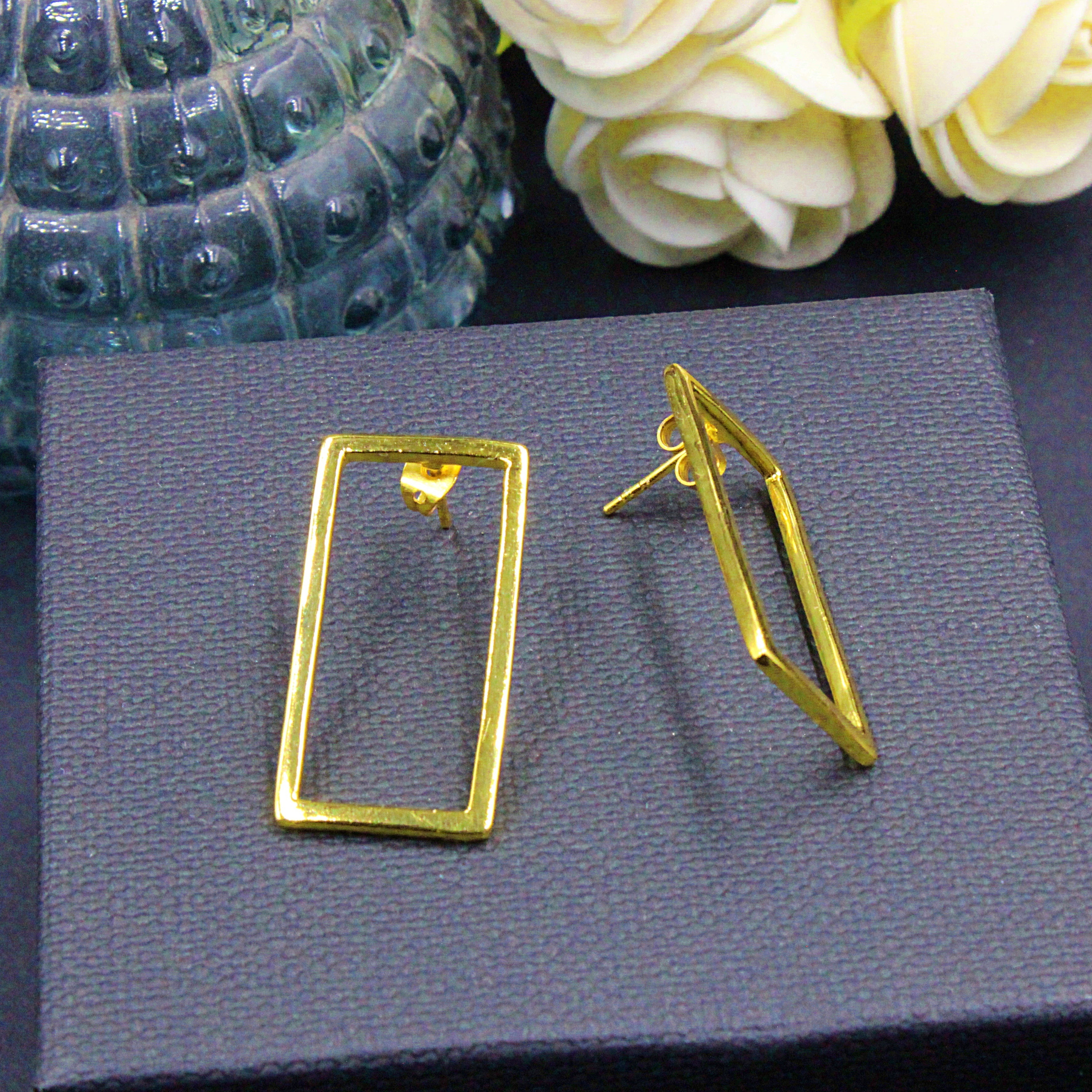 Pendientes SEMPLICE de diseño bañados en oro-1
